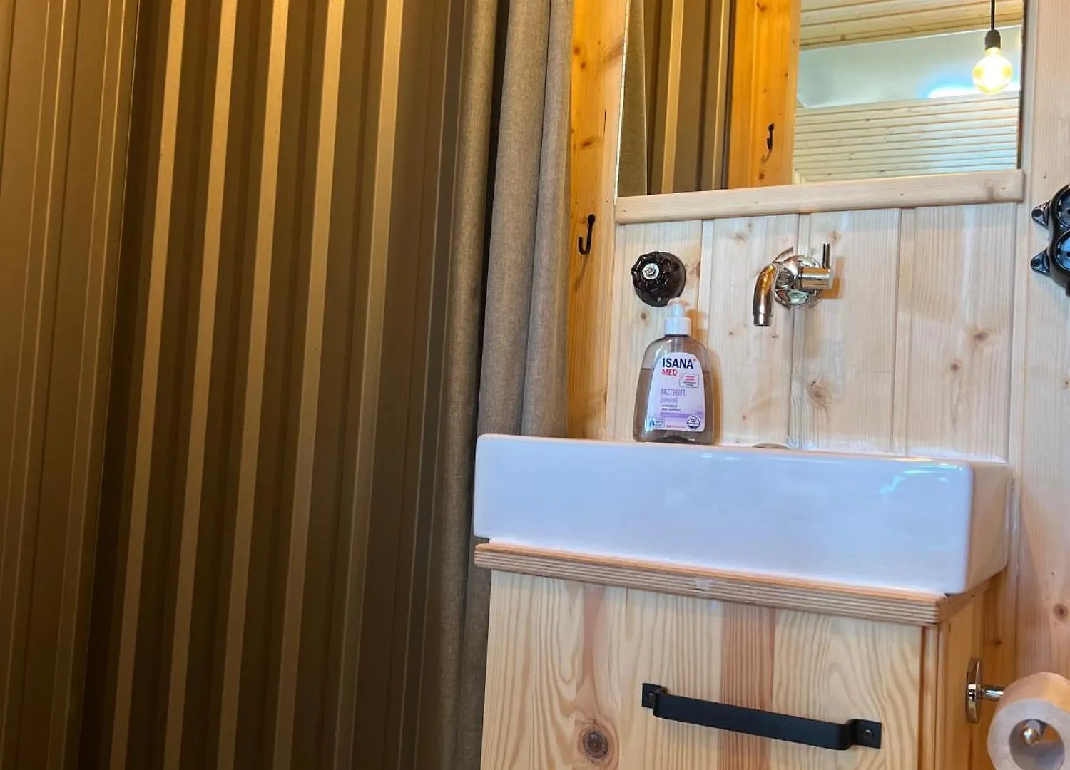 Das Wiesenhaus: Wohnen im Tiny House direkt am Rhein Köln