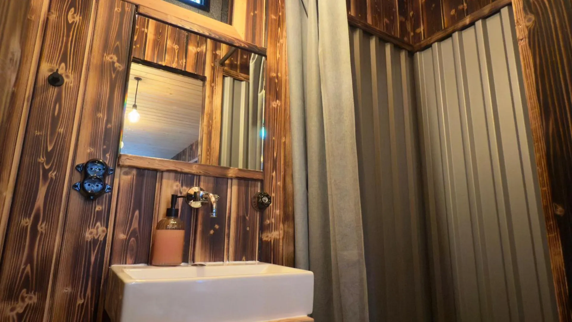Das Wiesenhaus: Wohnen im Tiny House direkt am Rhein Köln